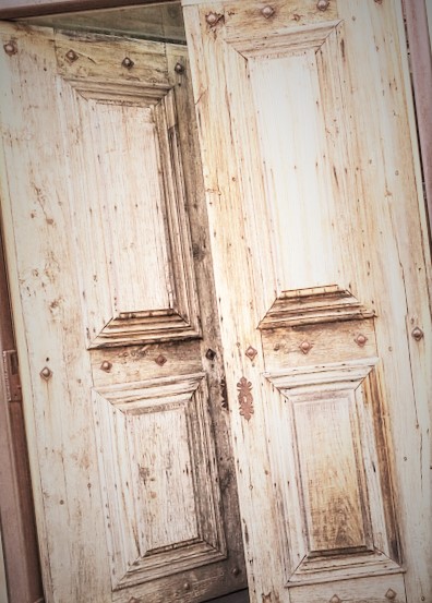 Pourquoi est-il préférable de faire appel à un serrurier pour ouvrir une porte ?
