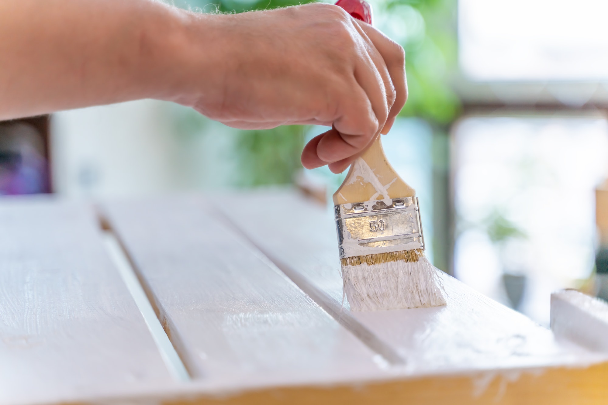 Comment peindre un meuble en bois pour un effet vieilli