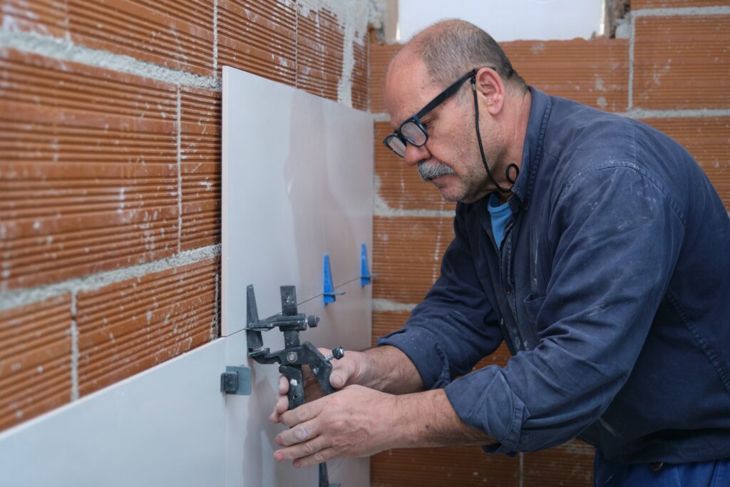 Les étapes à suivre pour poser du carrelage au mur